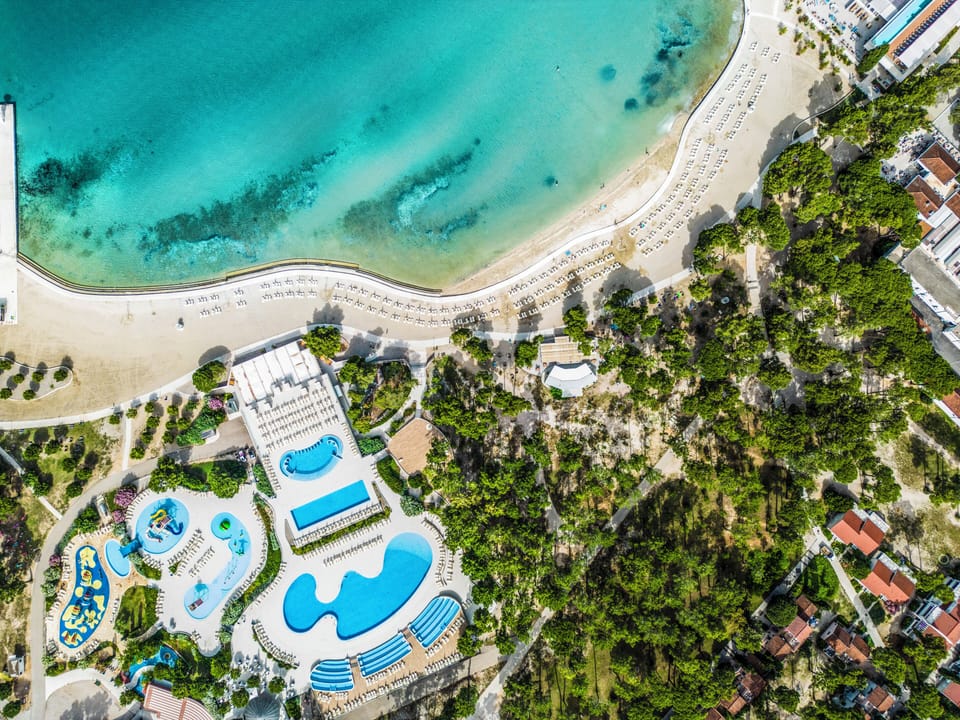 9 outdoor pools, pool umbrellas, sun loungers