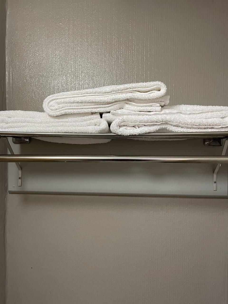 Combined shower/tub, free toiletries, hair dryer, towels