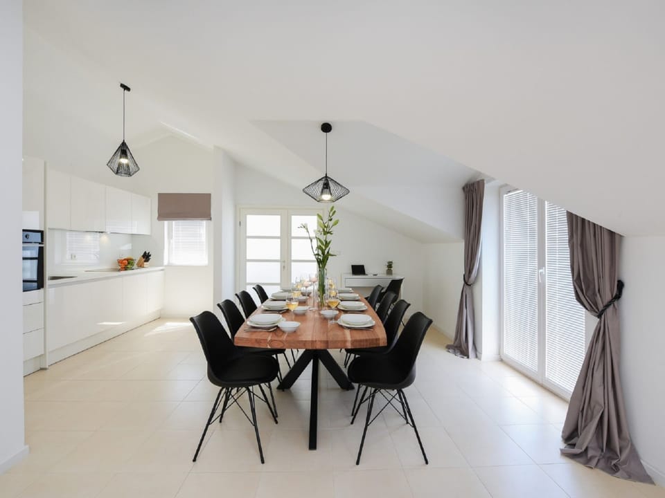 Villa | Dining