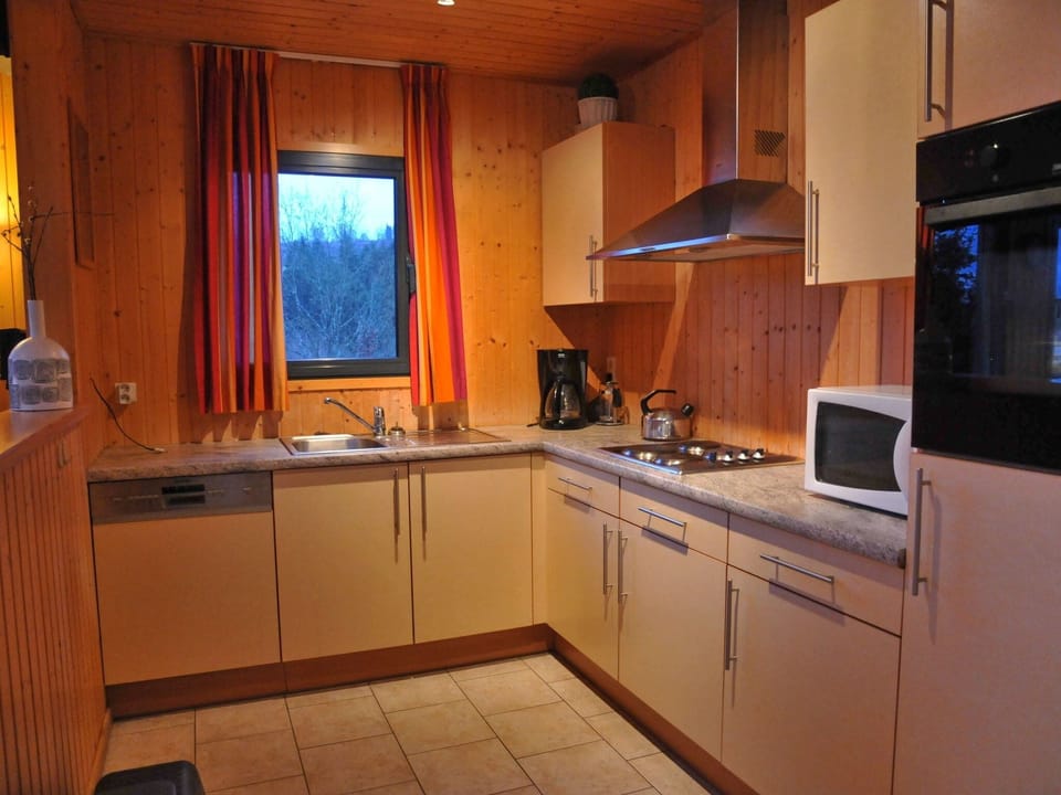 House | Private kitchen | Electric kettle, toaster, highchair