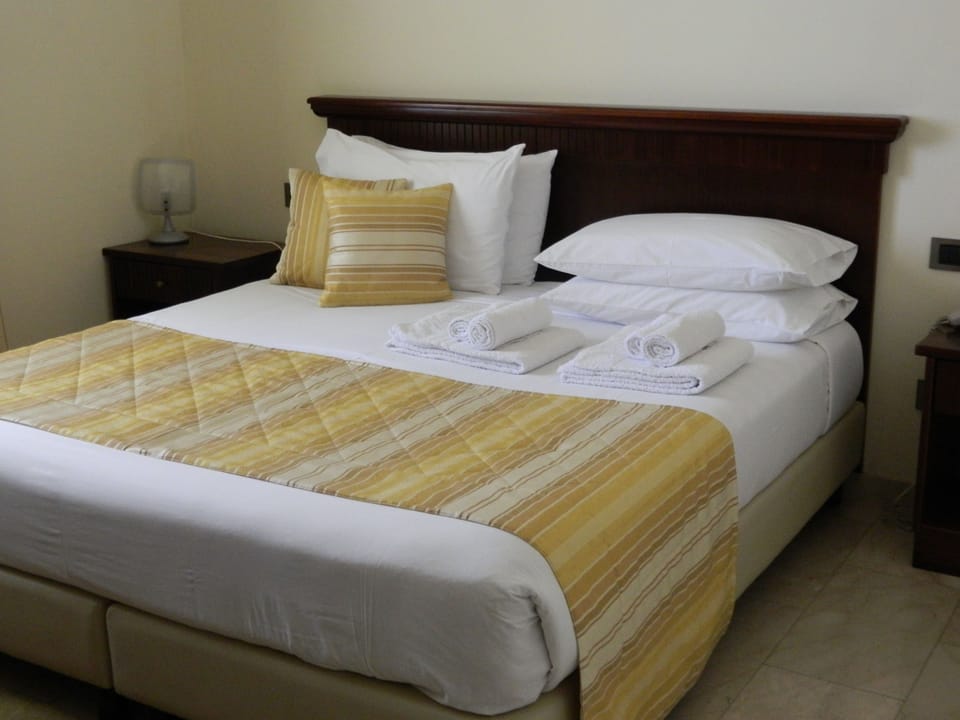 Standard Twin Room | Premium bedding, minibar, in-room safe, desk
