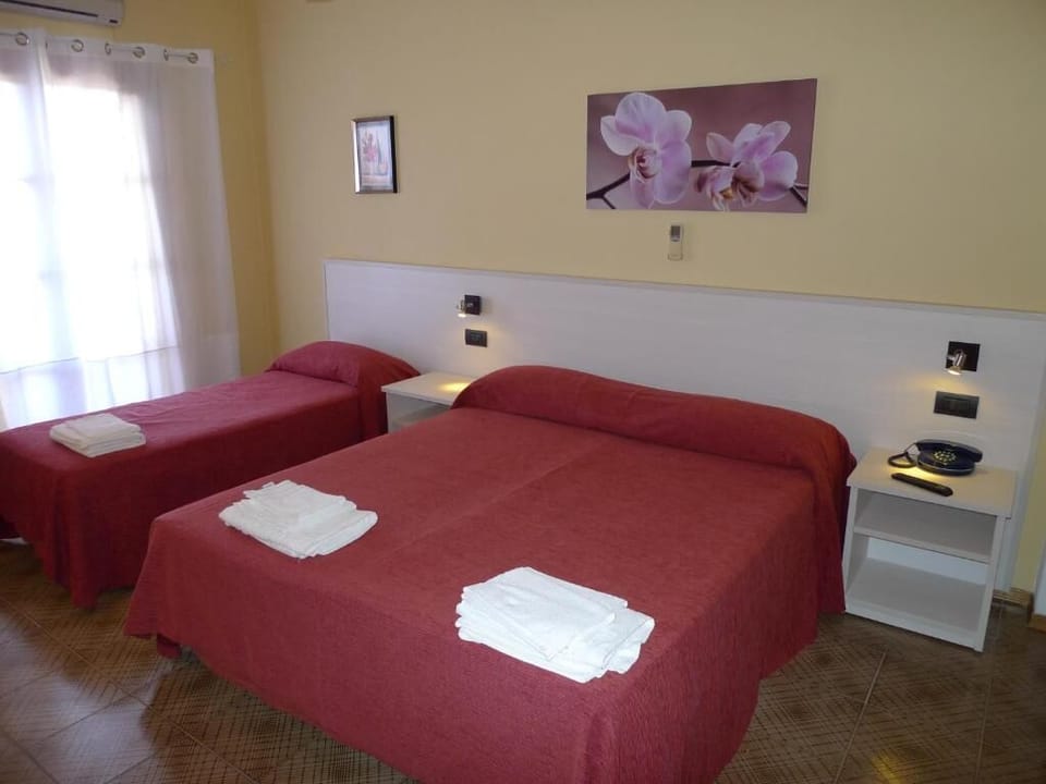 Triple Room | Minibar, desk, bed sheets