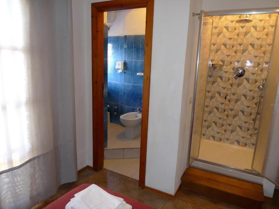 Double Room | Bathroom | Shower, rainfall showerhead, free toiletries, hair dryer