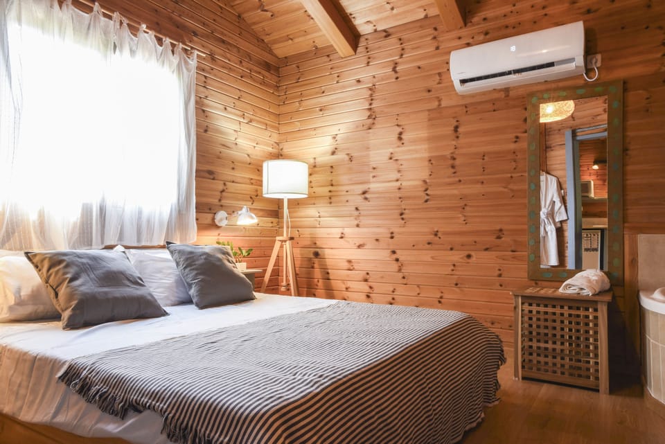 Deluxe Double Room, Garden View | Living area | 32-inch TV with satellite channels, first-run movies, pay movies