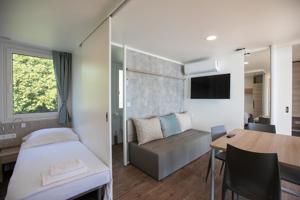 Cribs/infant beds, bed sheets