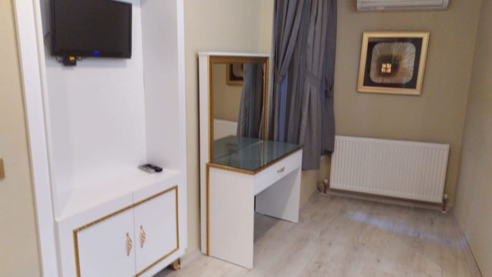 Minibar, soundproofing, WiFi (free), bed sheets