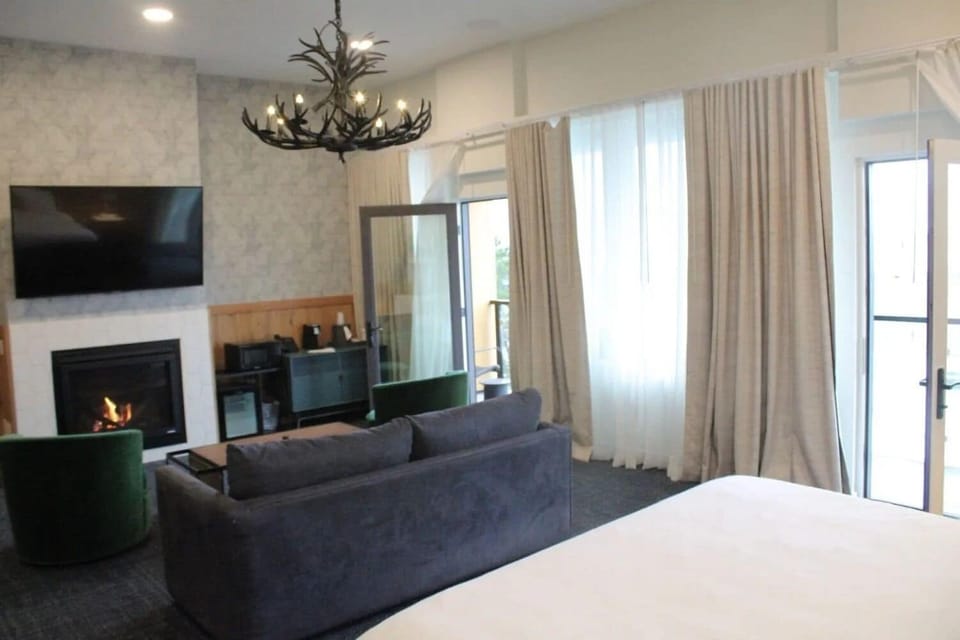 Executive Room, 1 King Bed with Sofa bed, Balcony | Desk, blackout drapes, iron/ironing board, free WiFi