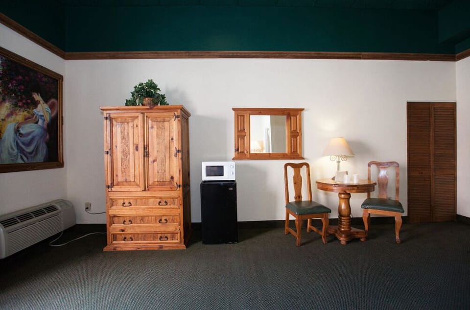 Deluxe King w/Patio | Free WiFi, bed sheets
