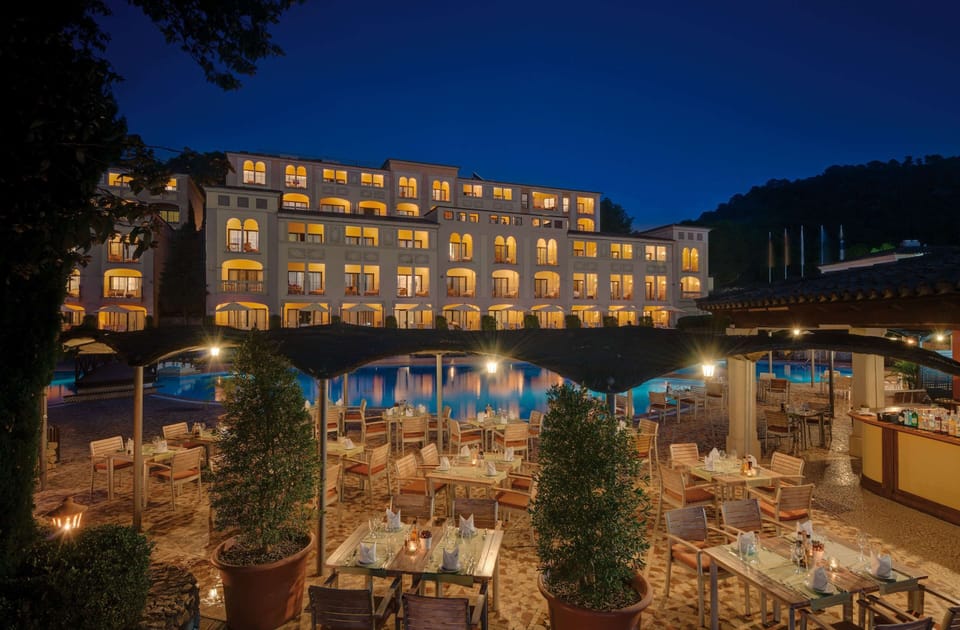 3 restaurants; breakfast, lunch, and dinner served