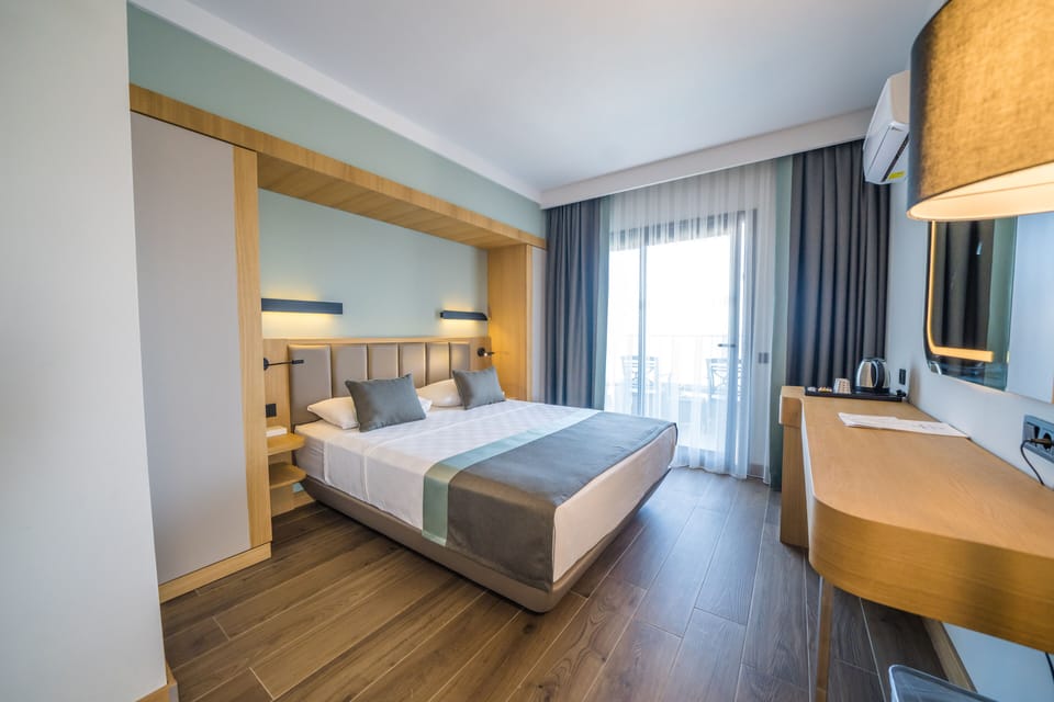 Minibar, in-room safe, laptop workspace, blackout drapes