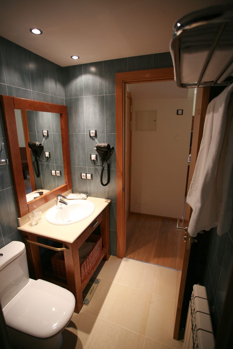 Hydromassage showerhead, free toiletries, hair dryer, towels