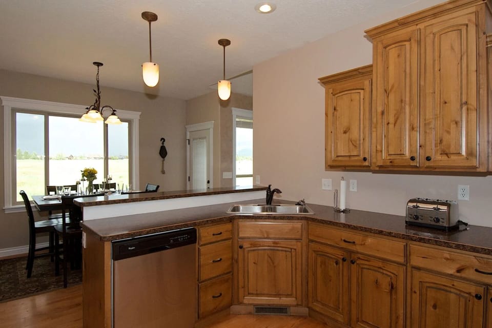 House (5 Bedrooms) | Private kitchen | Fridge, microwave, oven, stovetop