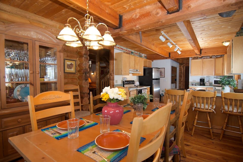 Villa (4 Bedrooms) | Dining room