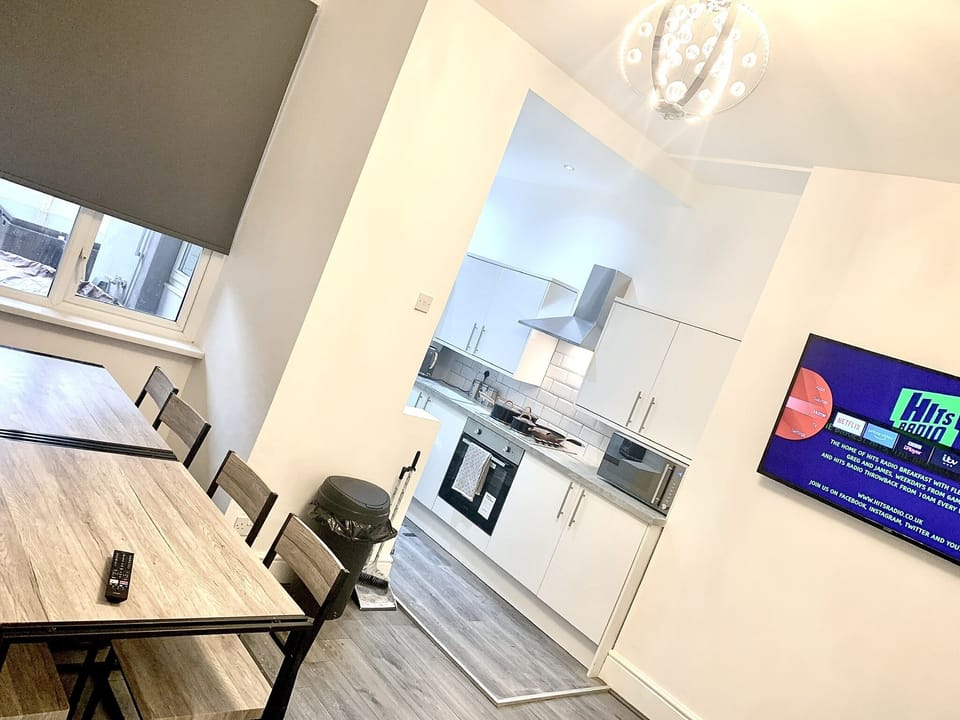 Luxury House, Hot Tub | Restaurant