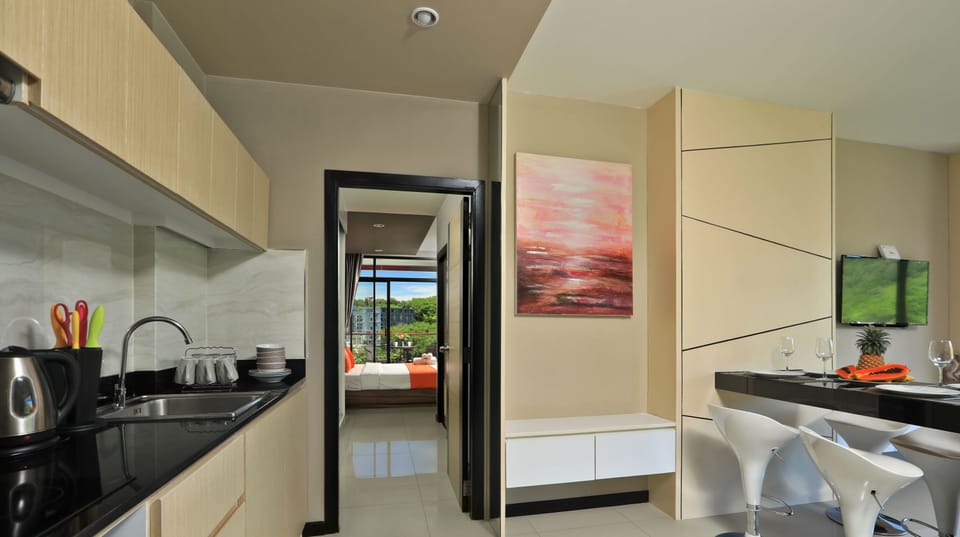 Apartment, 2 Bedrooms | Dining room