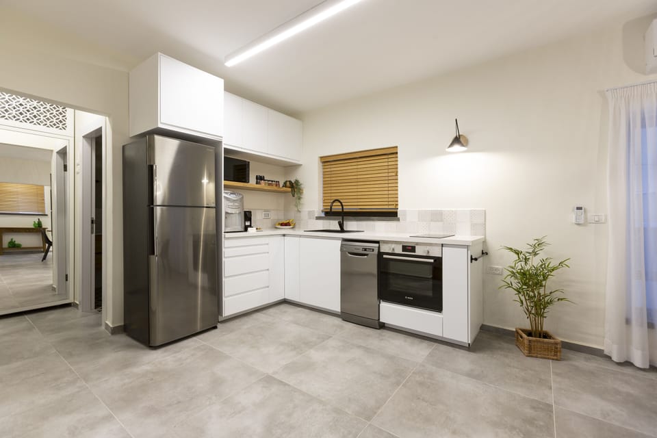 City Apartment | Private kitchen | Full-size fridge, microwave, oven, stovetop