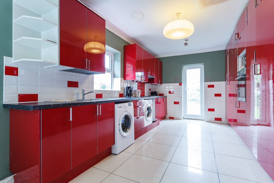 Full-size fridge, microwave, oven, stovetop