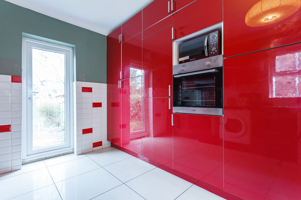 Full-size fridge, microwave, oven, stovetop