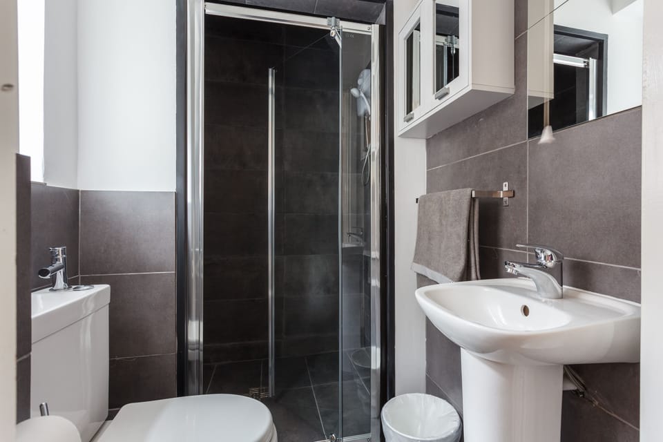 Shirley House Self Catering Guest House, 5 min Drive to Cruise Ship Terminals and City Centre Bed and Breakfast in Southampton