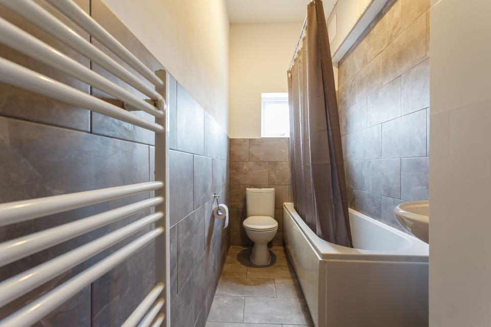 Shirley House Self Catering Guest House, 5 min Drive to Cruise Ship Terminals and City Centre Bed and Breakfast in Southampton