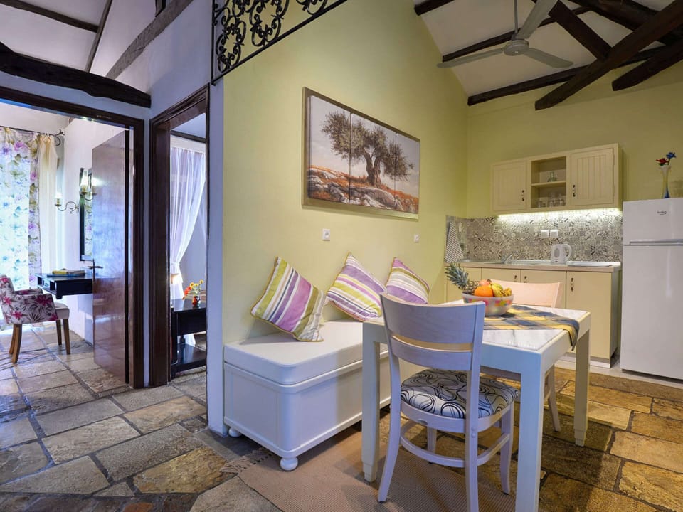 Apartment | Dining