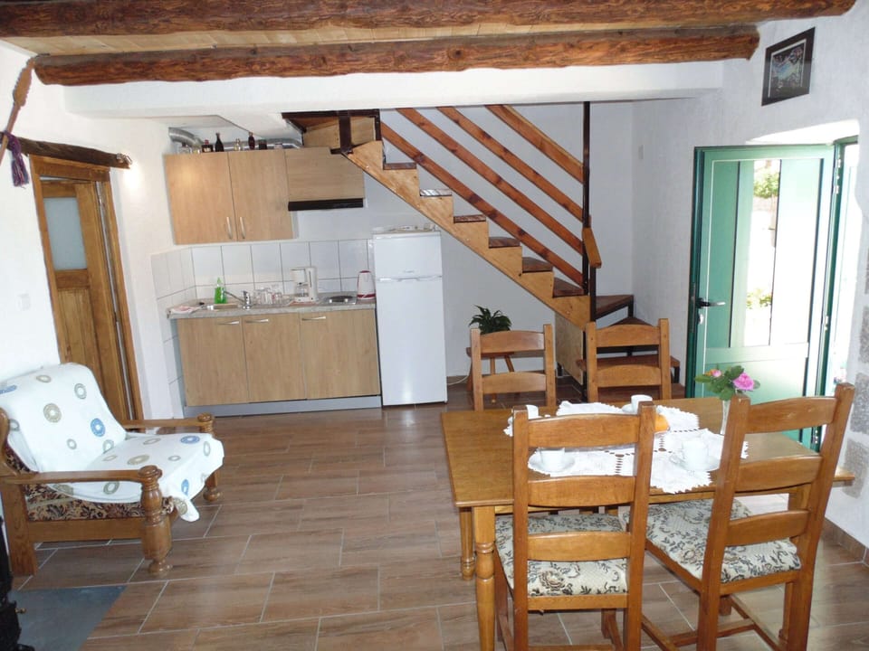 House | Private kitchen | Microwave, cookware/dishes/utensils