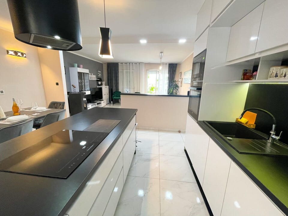 House | Private kitchen | Cookware/dishes/utensils