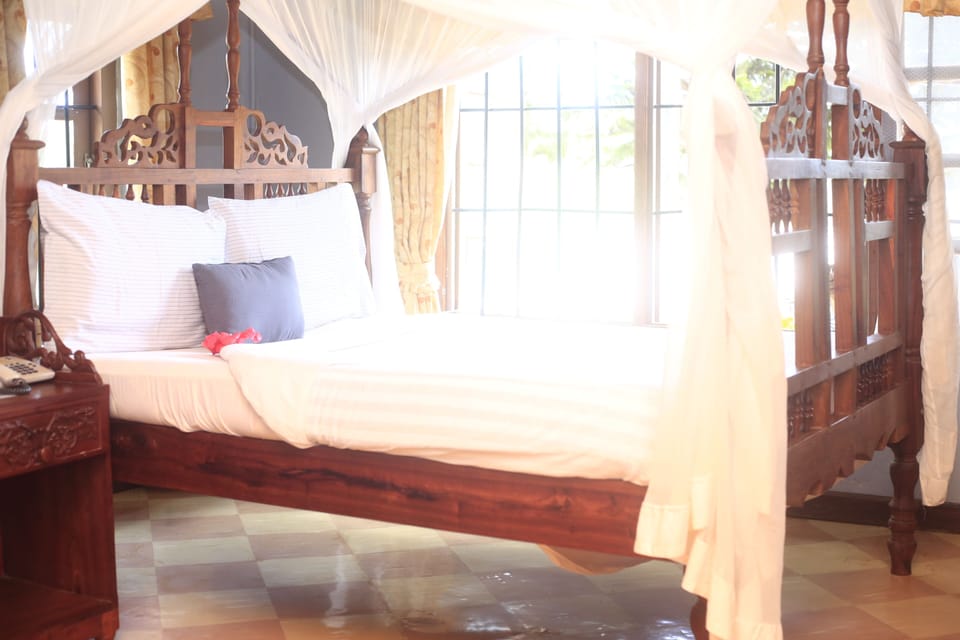 Deluxe Double or Twin Room | In-room safe, individually furnished, desk, laptop workspace