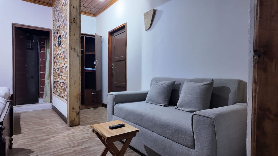 Deluxe Double or Twin Room | In-room safe, individually furnished, desk, laptop workspace