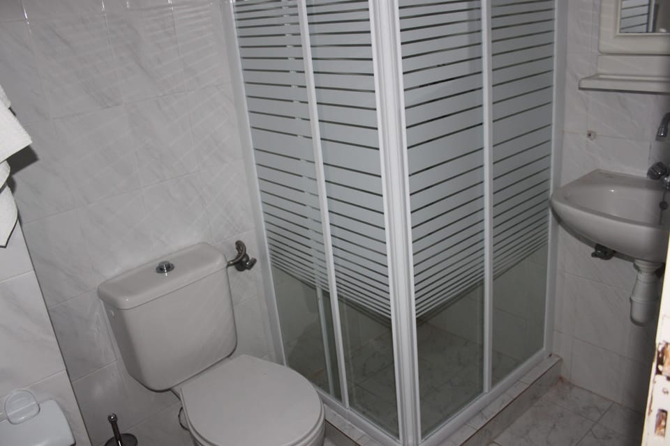 Double Room | Bathroom | Shower, free toiletries, hair dryer, slippers