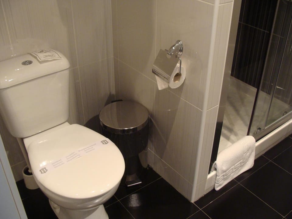 Quadruple Room, Private Bathroom | Bathroom | Shower, hydromassage showerhead, free toiletries, hair dryer
