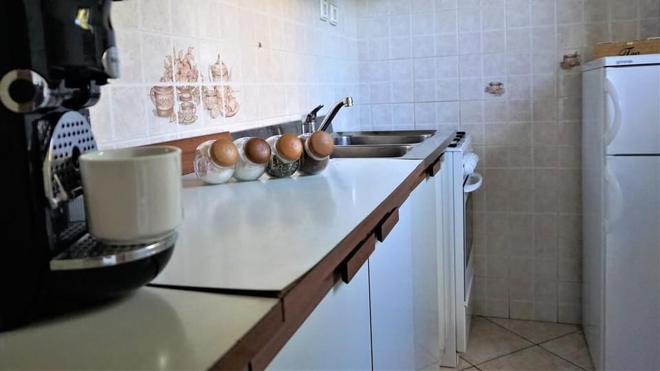 House, 2 Bedrooms | Private kitchen | Full-size fridge, oven, stovetop, electric kettle
