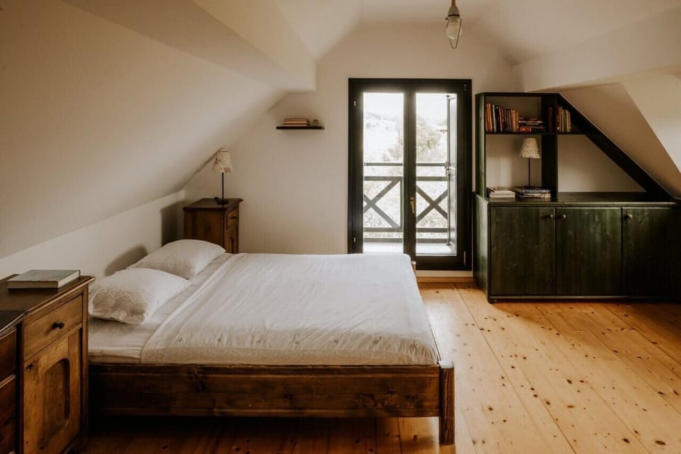 2 bedrooms, desk, bed sheets