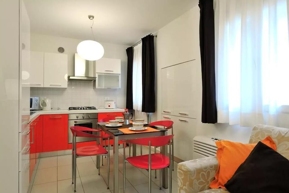 Duplex, 2 Bedrooms | Private kitchen | Full-size fridge, microwave, oven, dishwasher