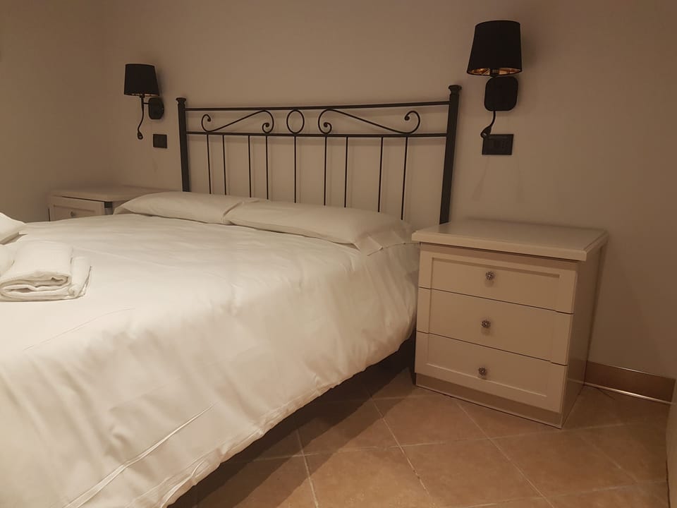 Apartment, 1 Bedroom | 1 bedroom, soundproofing, iron/ironing board, WiFi (free)