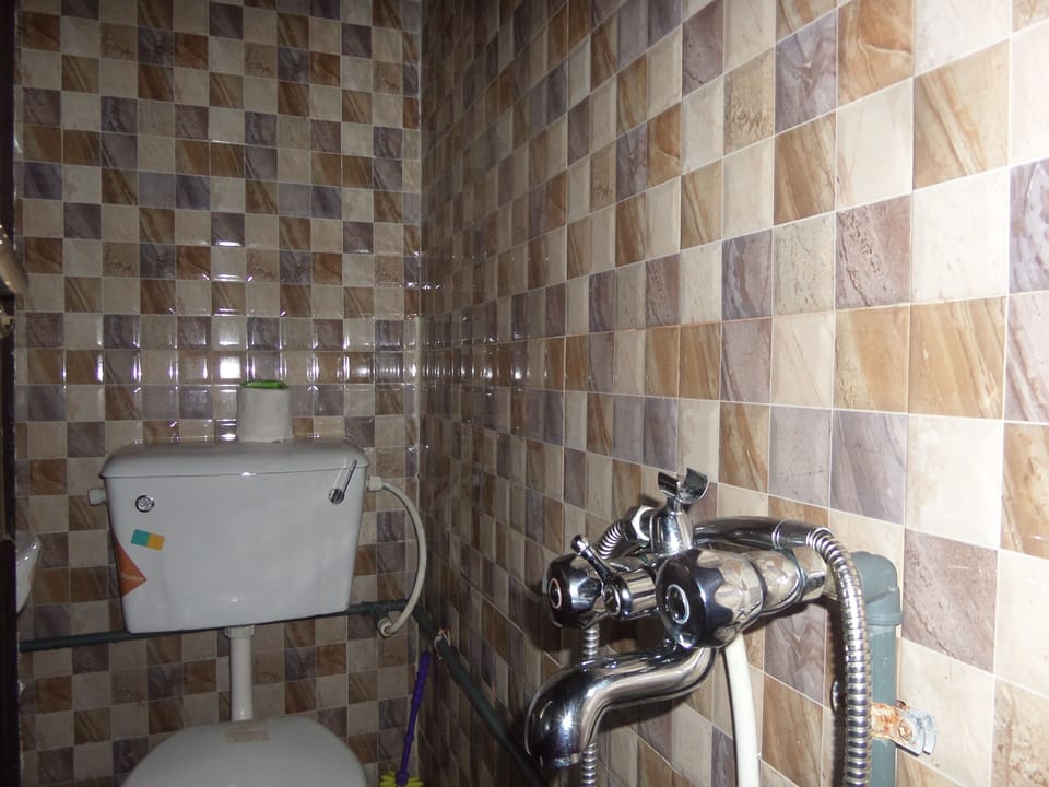 Shower, rainfall showerhead, towels