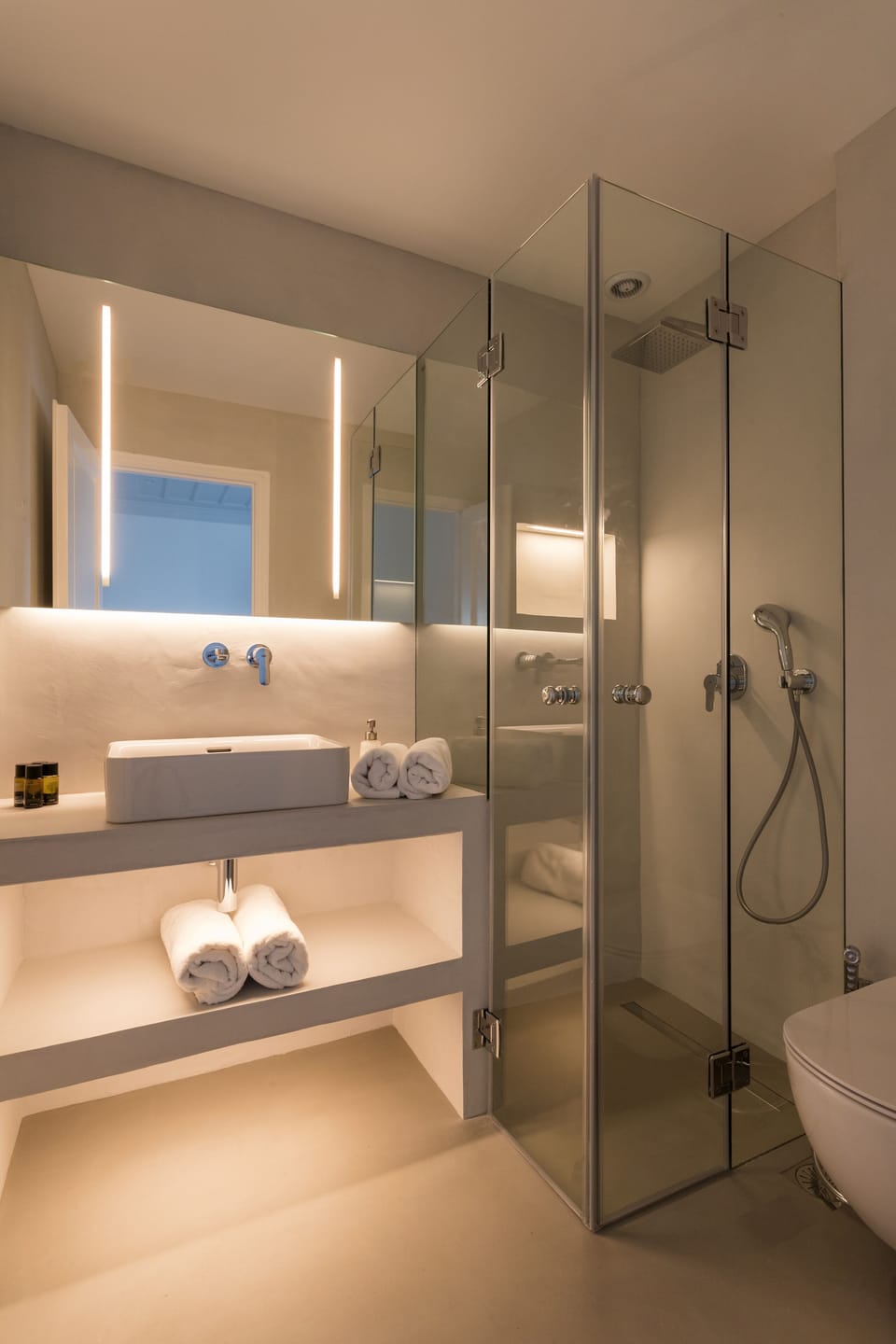 Deluxe Double or Twin Room | Bathroom | Free toiletries, hair dryer, towels, toilet paper
