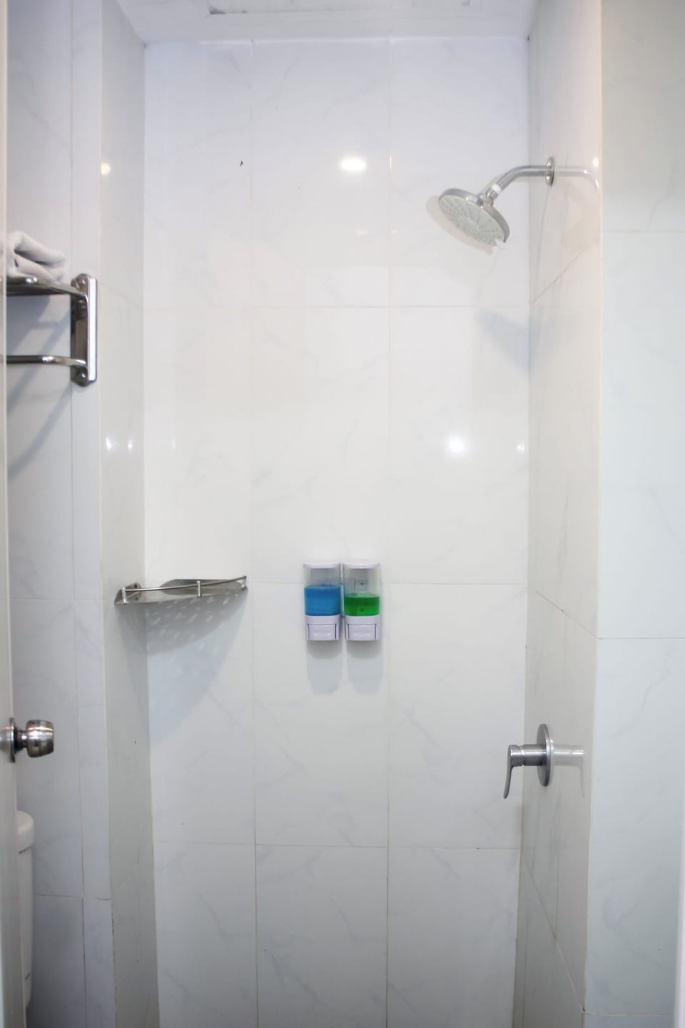 Shower, rainfall showerhead, free toiletries, hair dryer