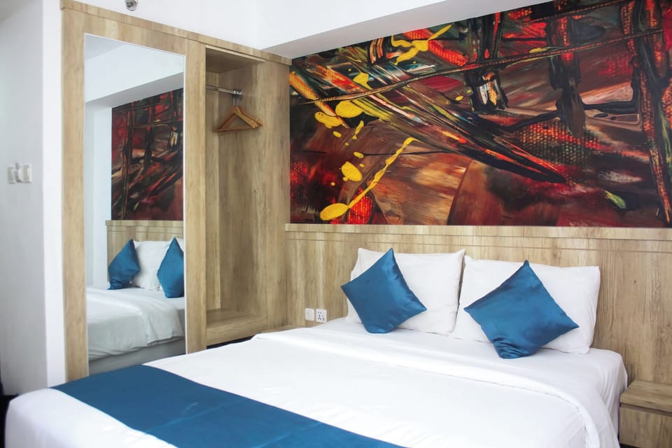 Standard Double Room | In-room safe, desk, laptop workspace, blackout drapes