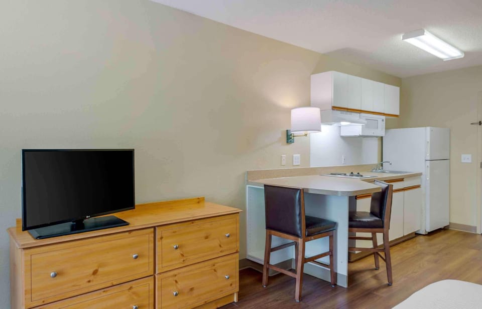 Studio, 2 Queen Beds, Non Smoking | Desk, laptop workspace, iron/ironing board, free WiFi