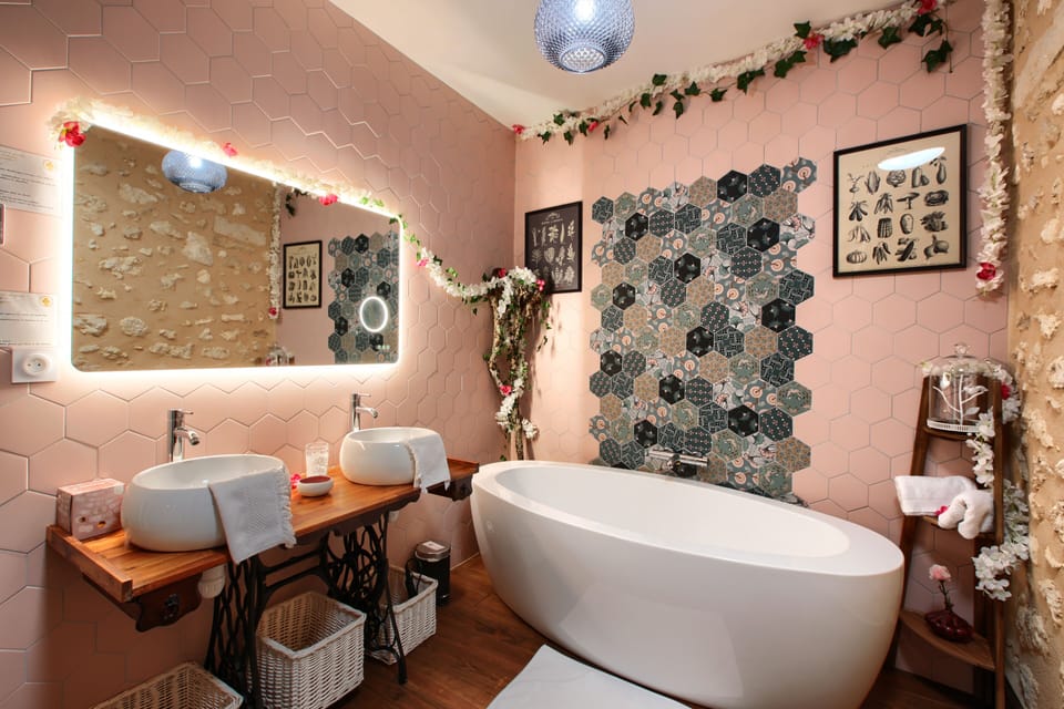 Junior Double Room (Côté Jardin) | Bathroom | Eco-friendly toiletries, hair dryer, towels