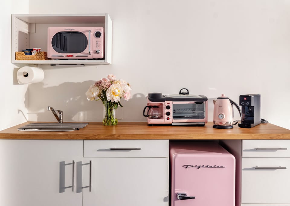 Deluxe Single Queen Room | Private kitchenette | Mini-fridge, microwave, espresso maker, electric kettle