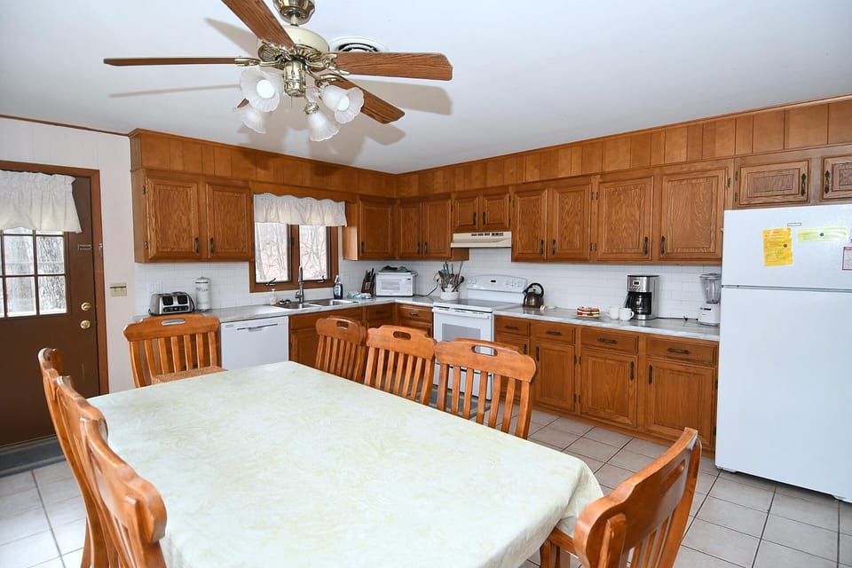 House, 2 Queen Beds (Brigadoon - 5 Bedroom Retreat ) | Private kitchen | Fridge, microwave, stovetop, dishwasher