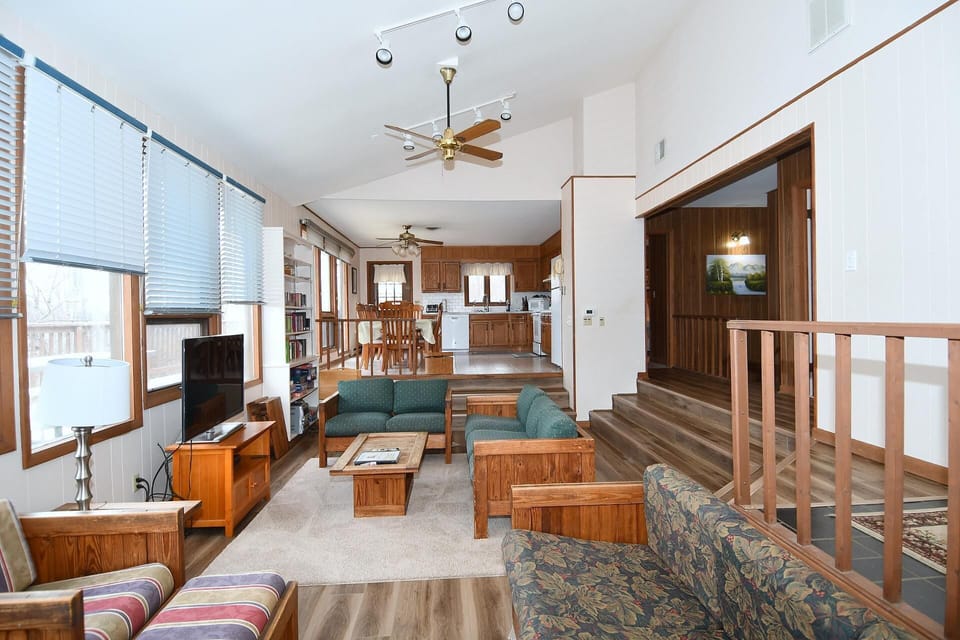 House, 2 Queen Beds (Brigadoon - 5 Bedroom Retreat ) | Living area | 32-inch TV with satellite channels, fireplace, DVD player