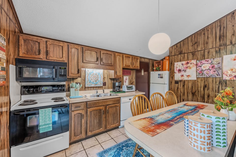 House, 1 Queen Bed with Sofa bed (Country Comfort -Country Escape! ) | Private kitchen | Fridge, dishwasher, coffee/tea maker, cookware/dishes/utensils