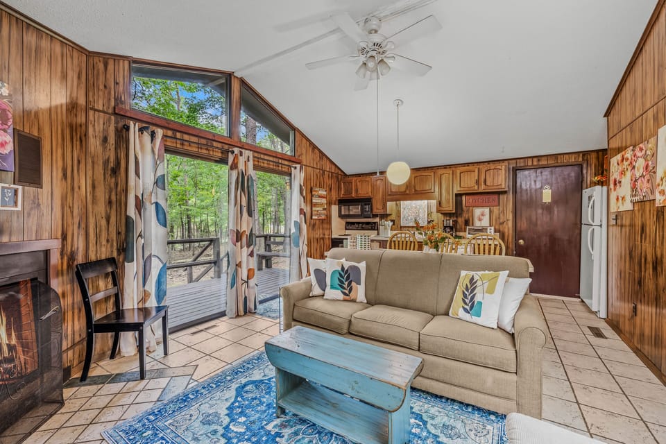 House, 1 Queen Bed with Sofa bed (Country Comfort -Country Escape! ) | Living area | 32-inch TV with cable channels, fireplace