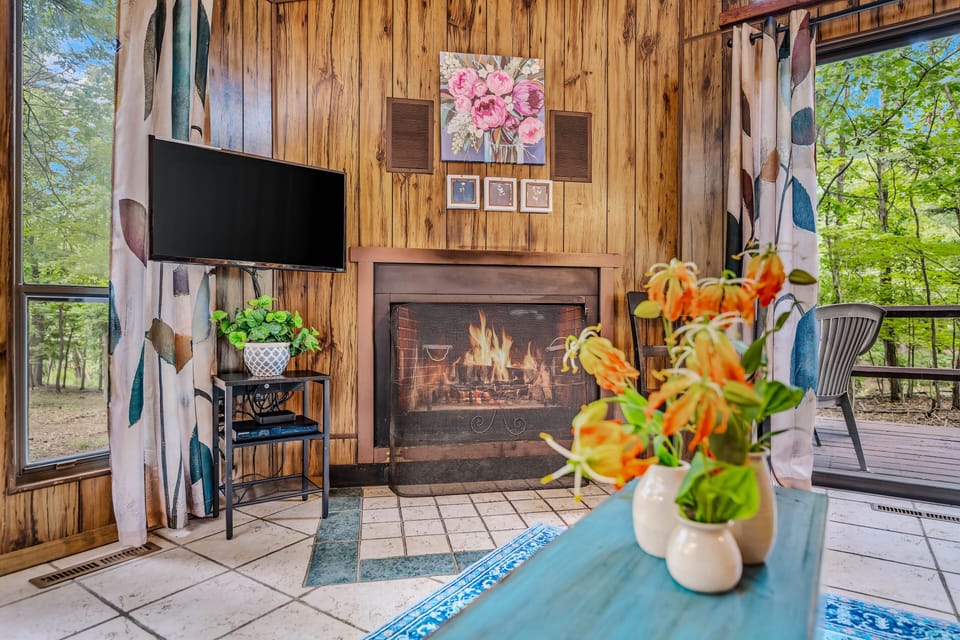 House, 1 Queen Bed with Sofa bed (Country Comfort -Country Escape! ) | Living area | 32-inch TV with cable channels, fireplace