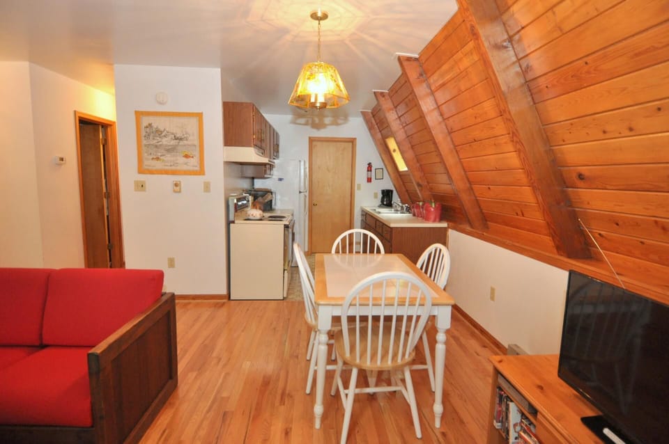 House, 1 King Bed (Cozy and Quaint) | Dining