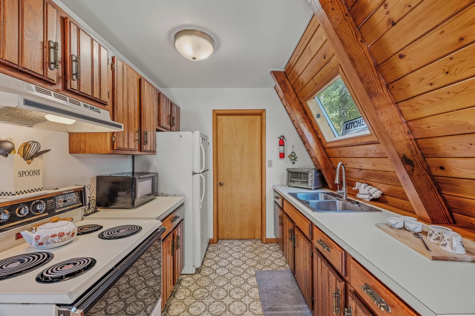 House, 1 King Bed (Cozy and Quaint) | Private kitchen | Fridge, freezer, spices