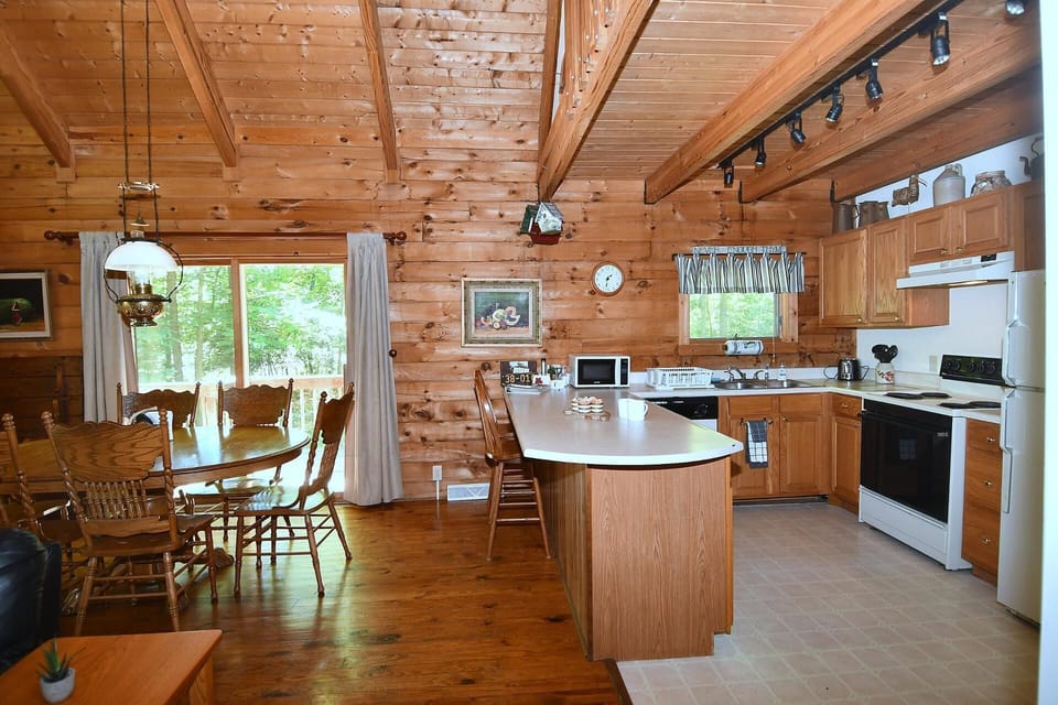 House, Multiple Beds (Lazy Bear Retreat - Classic Cabin! ) | Private kitchen | Fridge, dishwasher, coffee/tea maker, spices